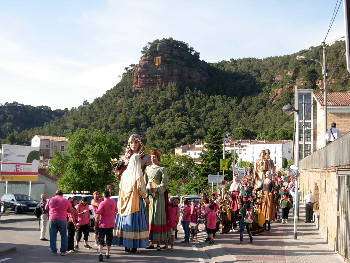 Bon #patrimonideldia! Avui que és la festivitat de Sant Felip Neri, la Baixada de la Vaca des del Castell de #Vacarisses. Aquesta celebració es bassa en una llegenda que s'ubica al segle XVIII en un època de grans penúries i fam: patrimonicultural.diba.cat/element/festa-… @viuelvalles @CulturaDIBA