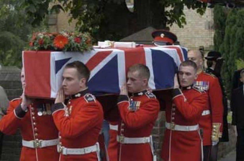 150G512XD's tweet image. Daniel’s funeral which was held at Christ Church, Quarry Bank. The High Street in Quarry Bank had been closed off for the funeral and the road was lined with locals and shopkeepers paying their respects. 😢💔

Thank you for your service Daniel ❤️

Lest we forget 🇬🇧