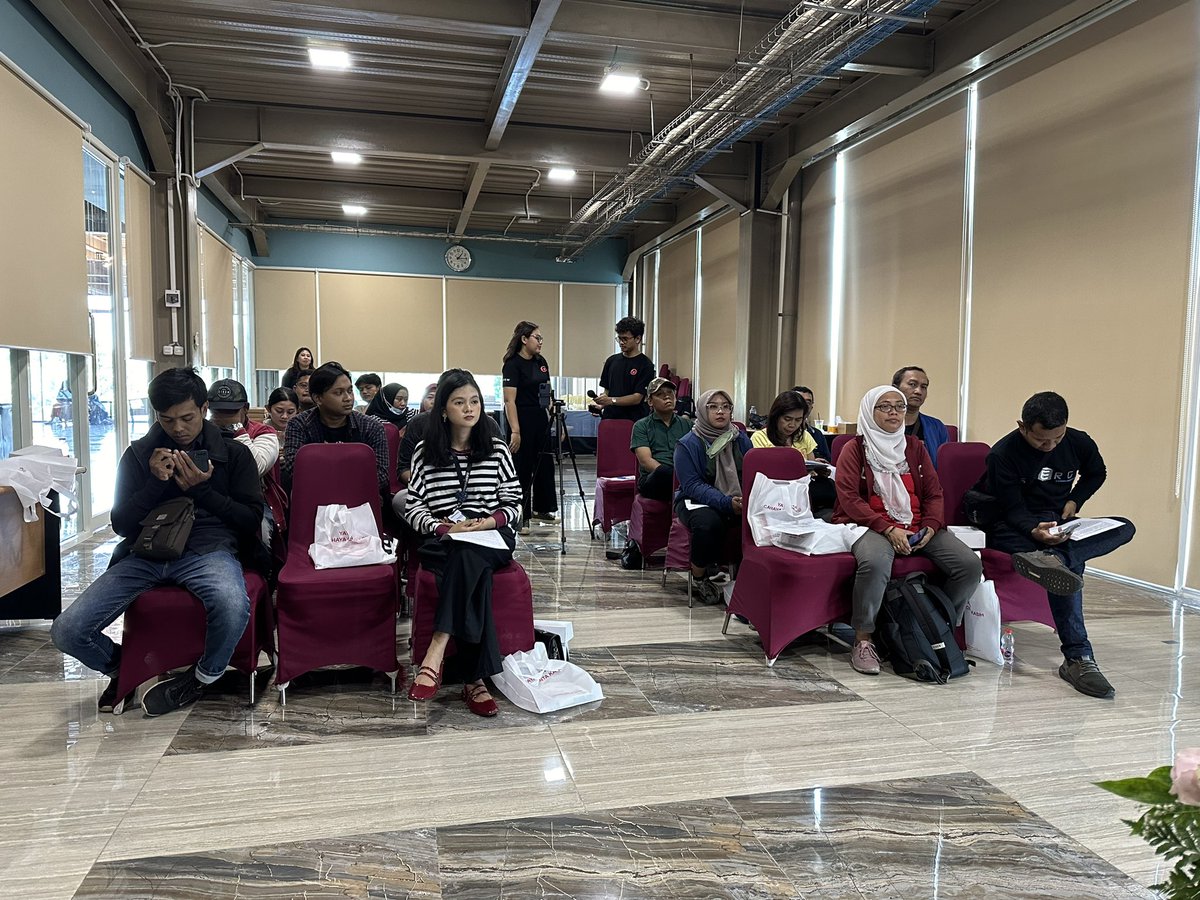 RasthoMahotama's tweet photo. Pressconference sebelum acara #BedahKarma Surabaya bersama Bunda Arsaningsih yang akan dilakukan sebentar lagi.

700 orang akan memperluas realita nya untuk menemukan titik api dari masalah yang dihadapi nya.

Terimakasih Yayasan Cahaya Cinta Kasih yang memungkinkan ini berjalan. https://t.co/IJwCzxSWFZ