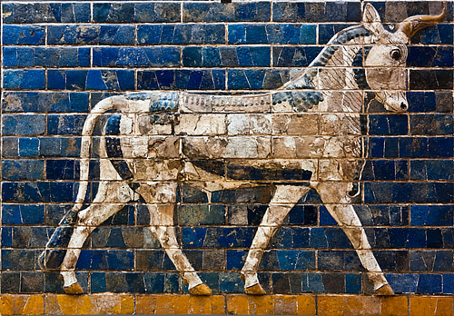 The Ishtar Gate—the eighth gate into the city of Babylon—was constructed circa 575 BCE by order of King Nebuchadnezzar II. Its design features the god Marduk & his dragon Mušḫuššu, along with the god Adad & his sacred animal, the aurochs. #FolkloreSunday