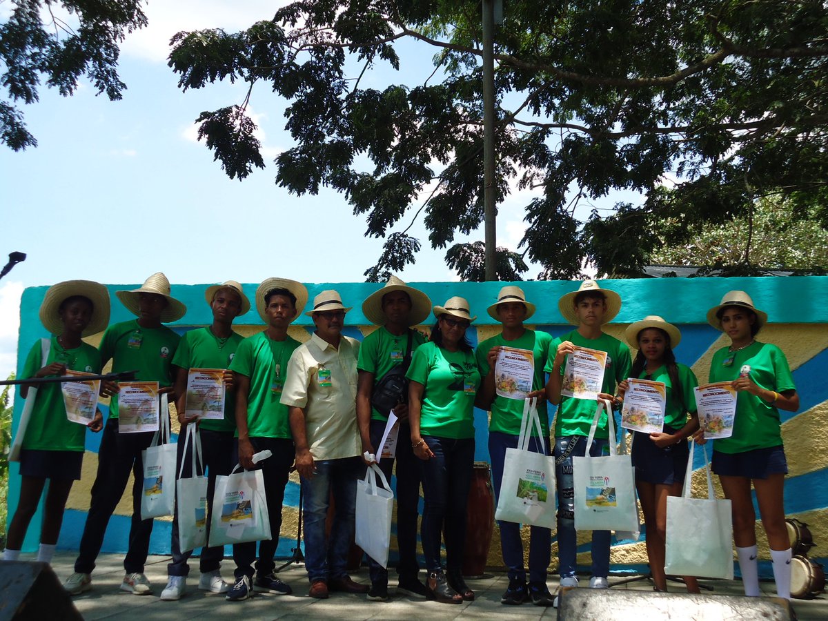 En la provincia #SantiagoDeCuba se desarrolló la XXIV Edición de la Feria Provincial Docente Azucarera- Agropecuaria. Llegue la felicitación a todos los #Jóvenes reconocidos. #UnaMejorJuventud #UJCdeCuba @DiazCanelB @DrRobertoMOjeda @MeyvisEstevezE @UJCdeCuba