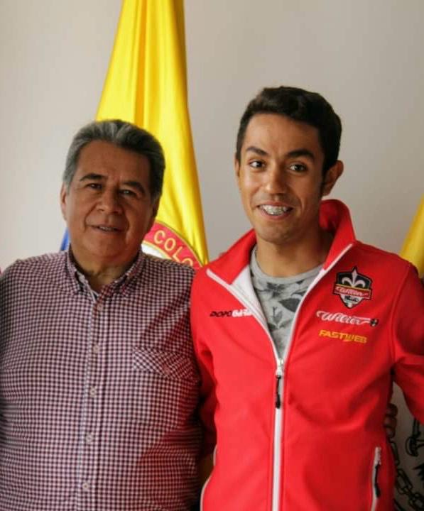EleazarGonCasas's tweet photo. Recuerdo cuando hace algunos años entregábamos la bandera de Soacha a Daniel Martínez. Él siempre ha dejado en alto el nombre de nuestra ciudad. Ahora, se me hincha el corazón por el nuevo logro que conquista Daniel. 🤍❤️ Un soachuno es el subcampeón del Giro de Italia. https://t.co/tMM43Yx16U