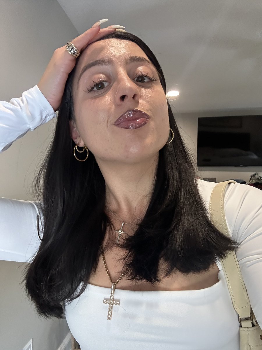 taylorcontarino's tweet photo. caught up #selfiesforflo #streamcaughtup @flolikethis 🖤✨ https://t.co/uYhlWeNqQN