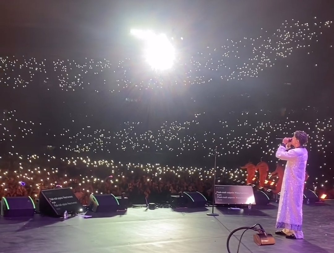 Dimash Ecuador Fan Club (@dimashecuador) on Twitter photo El sol de Kazakhstán brilló en Estambul. <a href="/dimash_official/">Dimash Qudaibergen</a> estuvo radiante y muy contento en su concierto de 30 aniversario
#DimashQudaibergen
Más de 30.000 personas cantaron el Happy birthday al príncipe kazajo 🥳🎉🤩 El sol de Kazakhstán brilló en Estambul. <a href="/dimash_official/">Dimash Qudaibergen</a> estuvo radiante y muy contento en su concierto de 30 aniversario
#DimashQudaibergen
Más de 30.000 personas cantaron el Happy birthday al príncipe kazajo 🥳🎉🤩