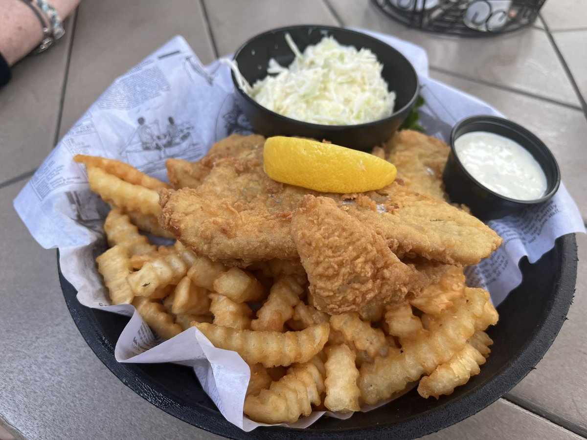 Eating chicken and drinking beer outside on a Saturday night just feels right. #Barretts #Bridgewater