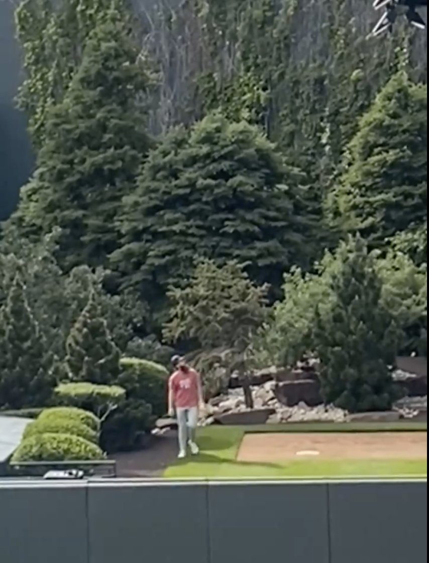 “I’ve been trying to be one with nature. So, during the second round of BP, I was like, ‘I’m going to check it out.’ And I sat there for a good minute.

“I collected a rock, but since we lost yesterday, I threw that away. So I have to go find another rock"
inquirer.com/phillies/phill…