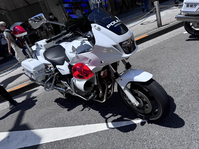 警察車両かっちょいい〜!これZワイド化してるんだろか。というかお子さんが載せてもらってたいいなぁ 