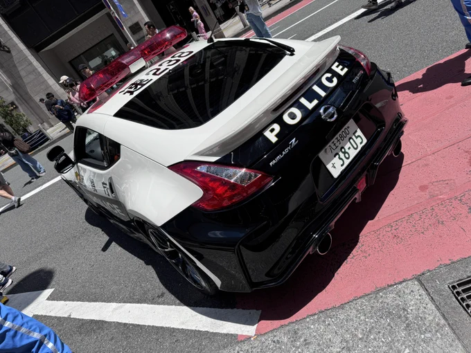警察車両かっちょいい〜!これZワイド化してるんだろか。というかお子さんが載せてもらってたいいなぁ 