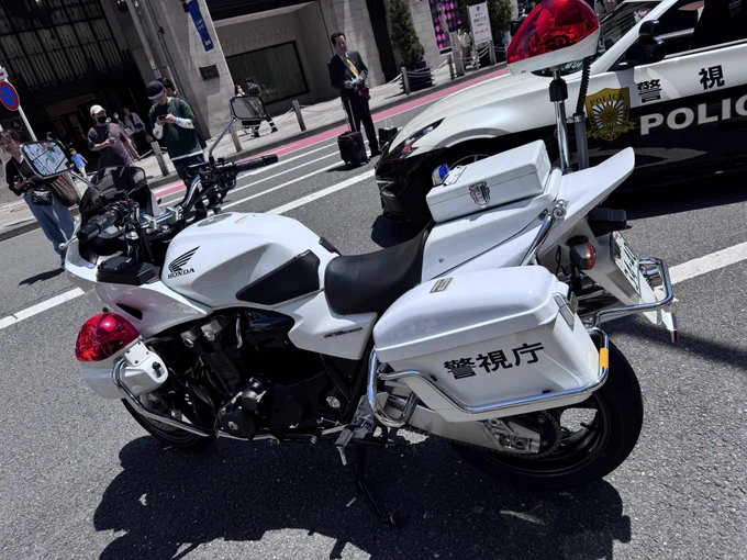 警察車両かっちょいい〜!これZワイド化してるんだろか。というかお子さんが載せてもらってたいいなぁ 