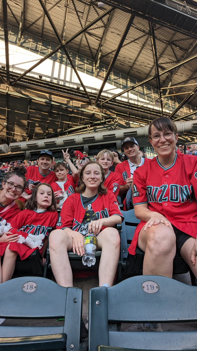 racharak's tweet photo. First Dbacks game! #whatafan #dbacks https://t.co/mpgFnXMX9Z