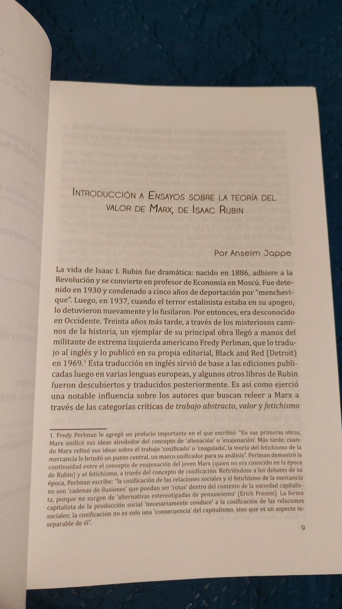 Vh4zt's tweet photo. Me compre este libraco +de 400 páginas, publicado en @EditorialMarat con prólogo de Anselm Jappe. Ya había tenido la oportunidad de leer a Rubin hace tiempo, pero ahora al fin tengo una copia física de su libro en mis manos. https://t.co/Q5BAYqaaHg
