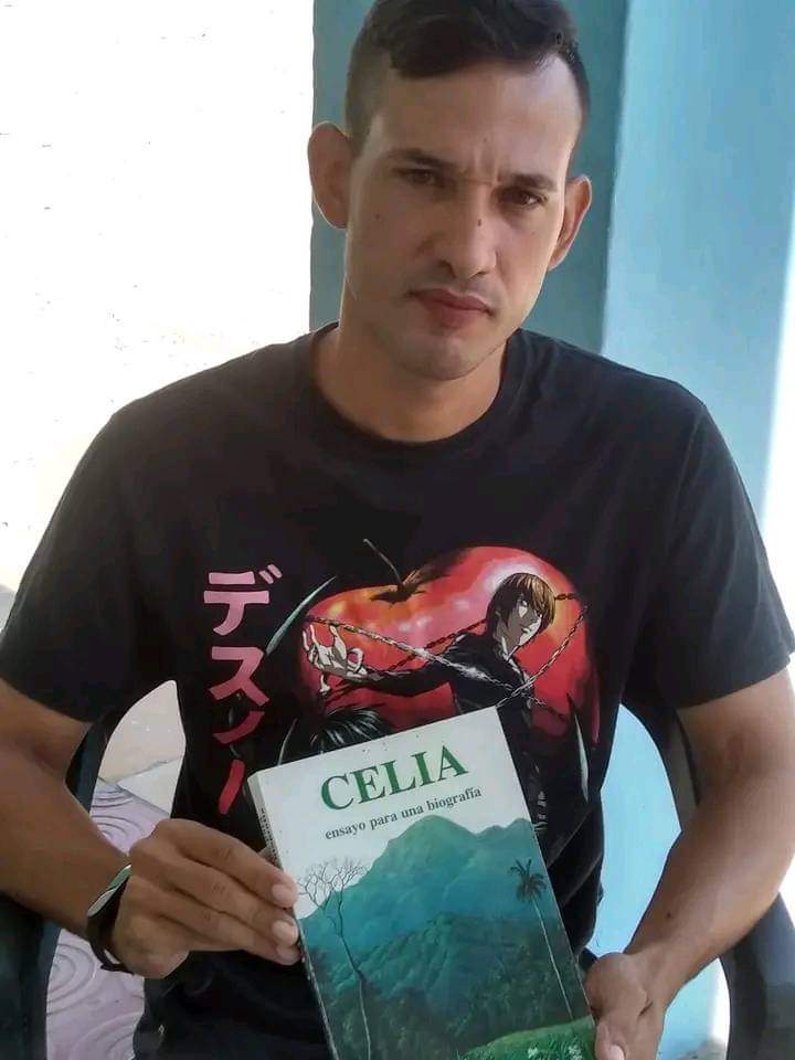 El  Profesor del Centro Universitario Municipal de Campechuela realizó la presentación del libro: 'Celia, un Ensayo para una Biografía'.En el ejemplar se destacan testimonios y vivencias de la flor autóctona: Celia Esther de los Desamparados Sánchez Manduley.