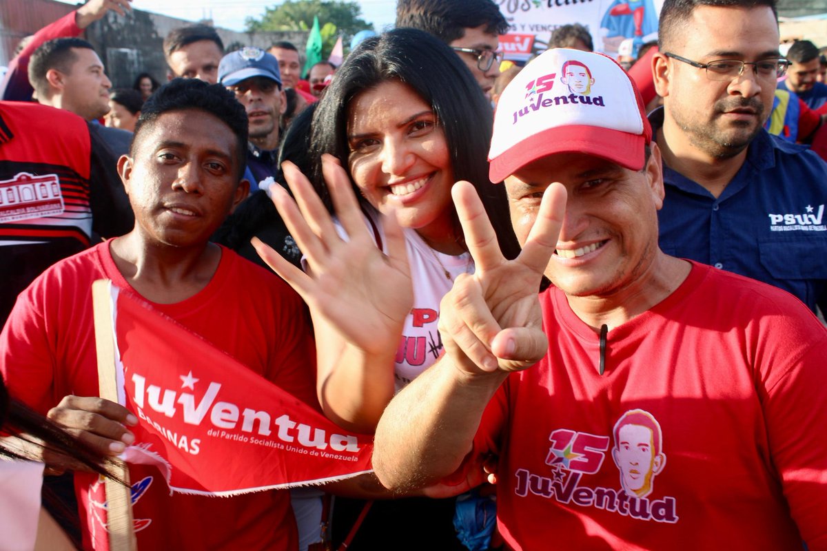 SoyPsuvBarinas's tweet photo. #EnFotos Miles de revolucionari@s de la parroquia Alto Barinas salieron a las calles este viernes #24May en una contundente demostración de apoyo al presidente #Nicolás Maduro y en rechazo al bloqueo y las sanciones imperiales #PsuvBarinas @NicolasMaduro @JackiePSUV @PartidoPSUV https://t.co/X9TLQay60J