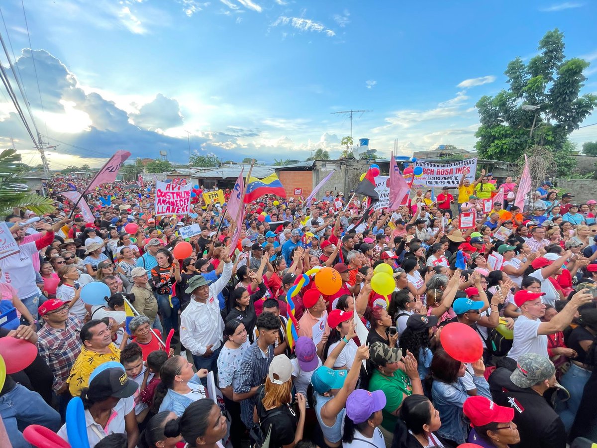 SoyPsuvBarinas's tweet photo. #EnFotos Miles de revolucionari@s de la parroquia Alto Barinas salieron a las calles este viernes #24May en una contundente demostración de apoyo al presidente #Nicolás Maduro y en rechazo al bloqueo y las sanciones imperiales #PsuvBarinas @NicolasMaduro @JackiePSUV @PartidoPSUV https://t.co/X9TLQay60J