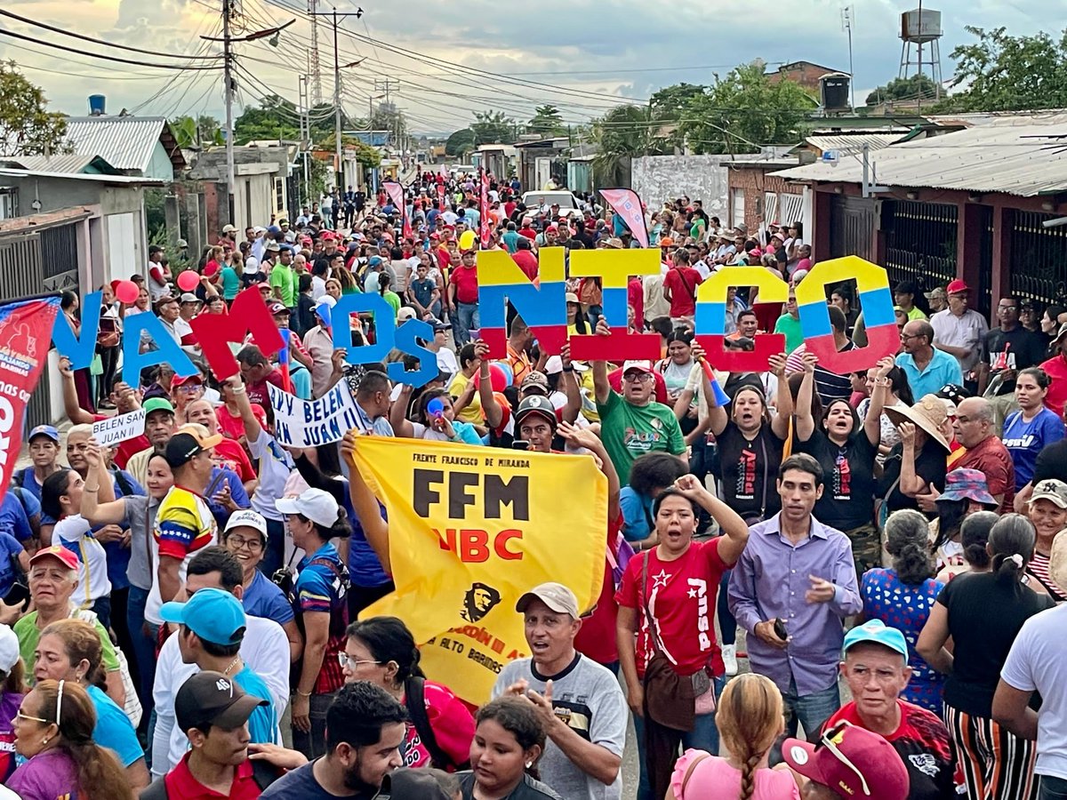 SoyPsuvBarinas's tweet photo. #EnFotos Miles de revolucionari@s de la parroquia Alto Barinas salieron a las calles este viernes #24May en una contundente demostración de apoyo al presidente #Nicolás Maduro y en rechazo al bloqueo y las sanciones imperiales #PsuvBarinas @NicolasMaduro @JackiePSUV @PartidoPSUV https://t.co/X9TLQay60J