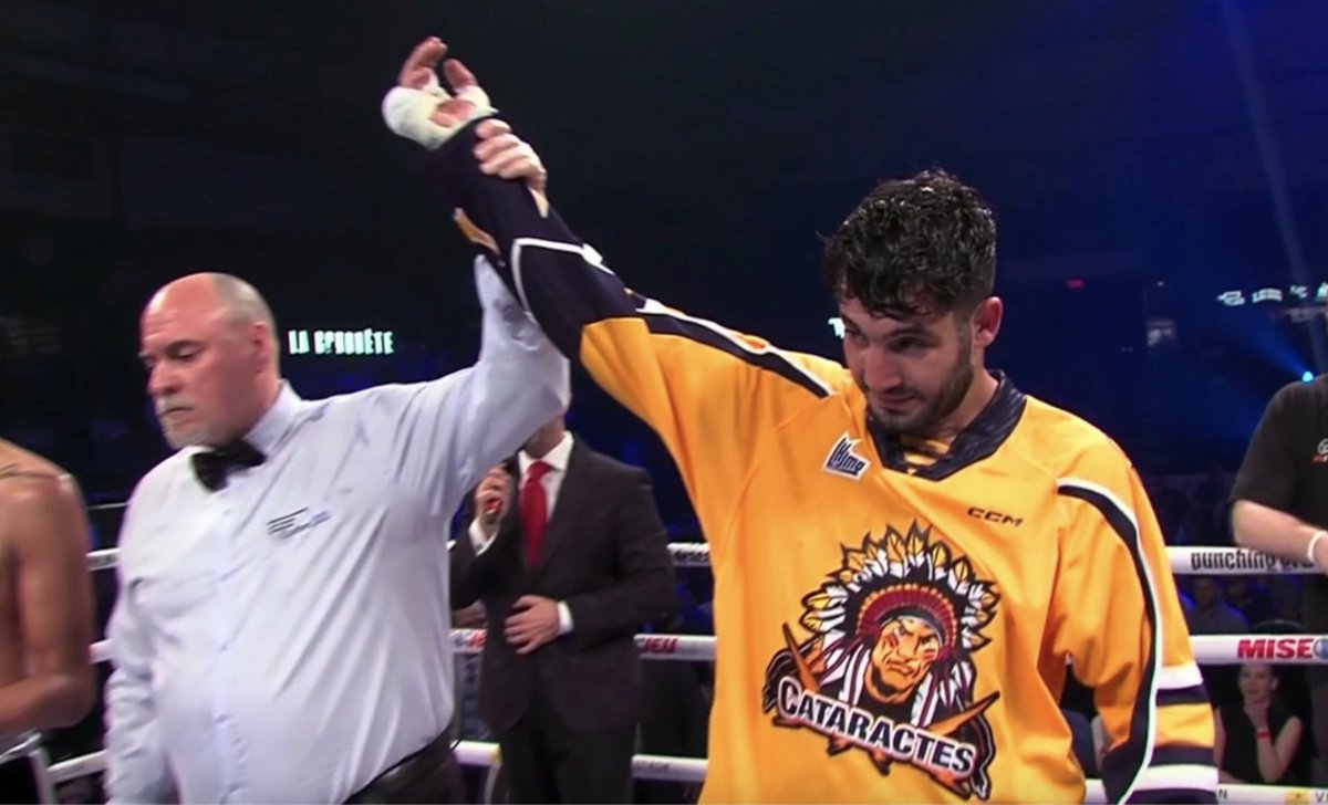 🇹🇷 Olympian Mehmet Unal (10-0, 8 KOs) swinging hard from the opening bell, wobles & stops Rodolfo Gomez Jr (14-8-3) for a TKO-4 win in their light heavyweight+ bout from Shawinigan, Quebec, Canada 🇨🇦. Unal sporting the jersey of the local QMJHL team, the Shawnigan Cataractes 🐐