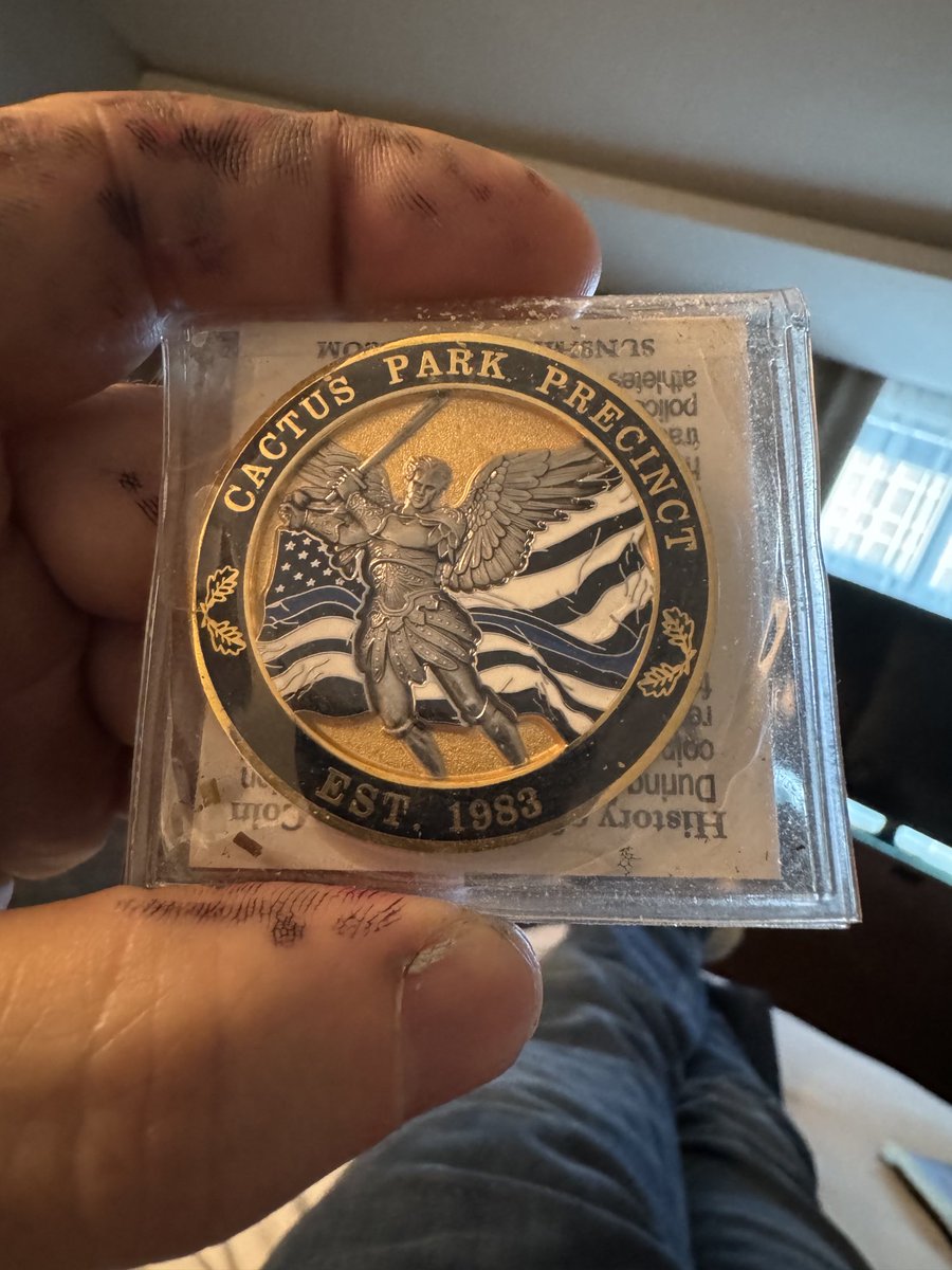 I’m here at Phoenix Comic Con-always a great time. Ran into an officer (I’d met previously) and his partner and was gifted a new challenge coin to add to my collection. Always honored when military & law enforcement gift these to me. 🤘🏻✏️🤘🏻 Thank you!