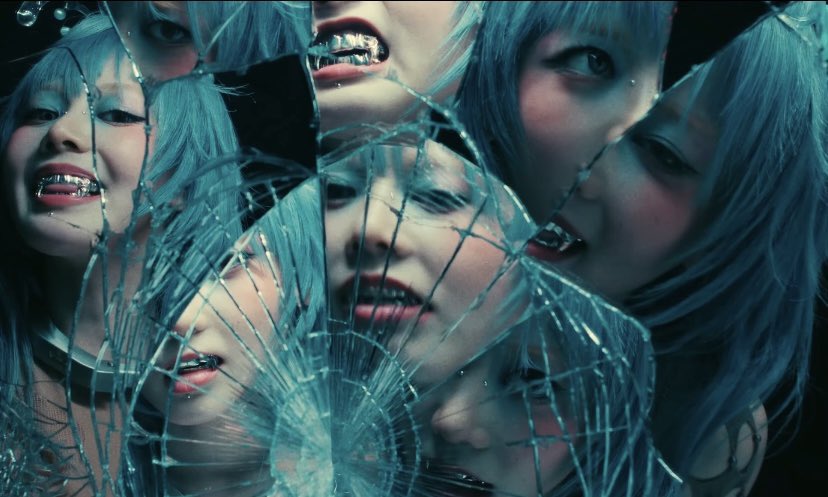 rsound_oyoru's tweet photo. XG-WOKE UP MV 

待望の全編ラップ！ゴリゴリのサウンドと歌詞で、J-POP？K-POP？アイドル？いえ、私たちはアーティストであり、これはヒップホップ！と宣言するような極みの一曲。
歌詞を言わされている感がないのも、彼女たちのスキルと魂が超パワフルだからこそ。

#xg #wokeup #xgalx https://t.co/IHUi64ExCH