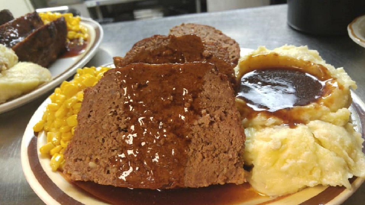● Tuesday's Family Meal: #Meatloaf w/sweet corn & mashed potatoes * Single platter $15.95 * Family Meal $50.00 (3 lbs of whole meatloaf which includes 2 lbs smashed taters & 2lbs sweet corn). **Our family meals feed 5-8 people* Closed Mondays 267-639-0787 #Foodies #Philly