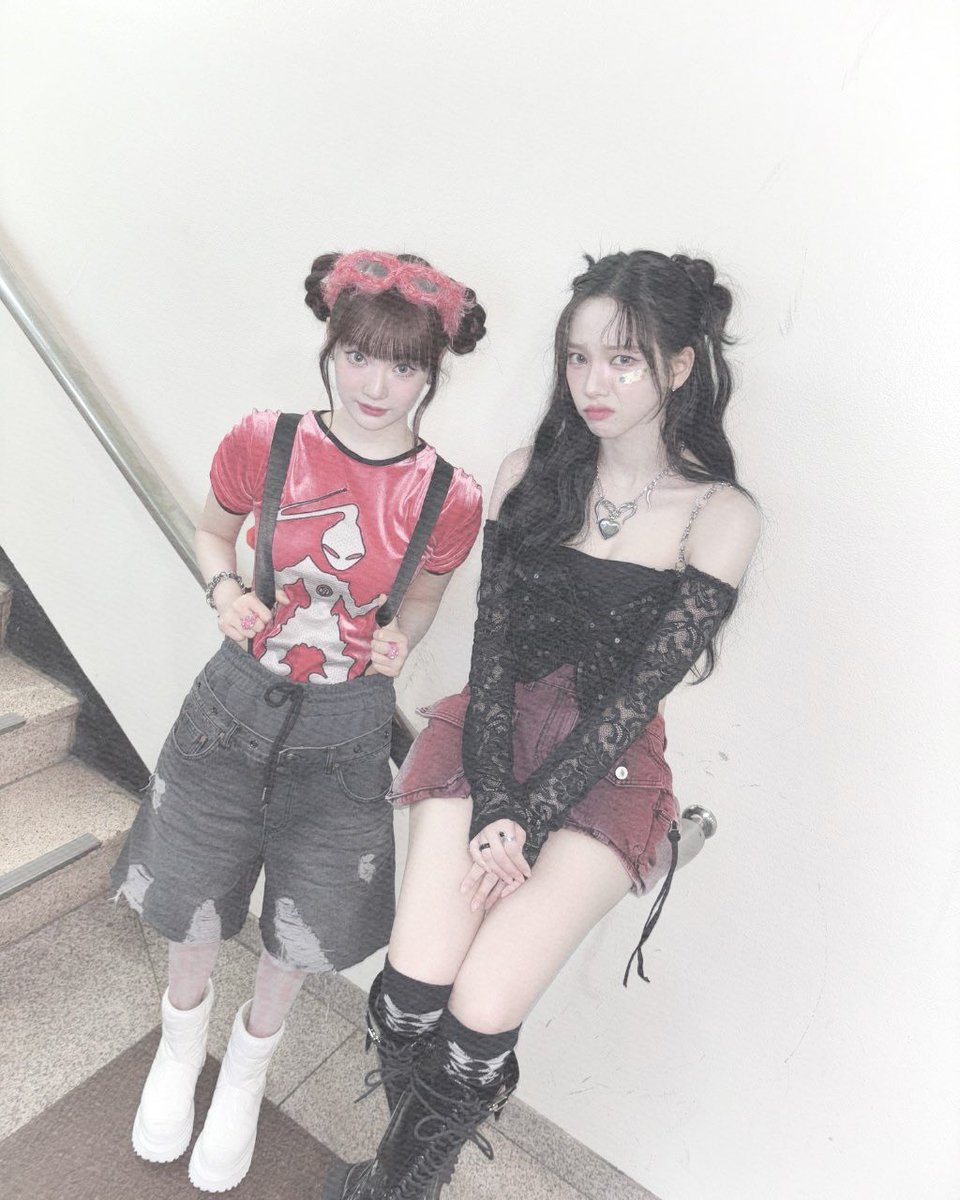 iimtoningning's tweet photo. 𐚁 … 𝐼𝑛 𝑎 𝑐𝑜𝑛𝑡𝑟𝑎𝑠𝑡 𝑜𝑓 𝑣𝑖𝑏𝑒𝑠, 𝐼 𝑟𝑎𝑑𝑖𝑎𝑡𝑒 𝑠𝑤𝑒𝑒𝑡 𝑖𝑛𝑛𝑜𝑐𝑒𝑛𝑐𝑒 𝑤𝘩𝑖𝑙𝑒 𝑚𝑦 𝑠𝑖𝑠𝑡𝑒𝑟 𝑒𝑥𝑢𝑑𝑒𝑠 𝑐𝑎𝑝𝑡𝑖𝑣𝑎𝑡𝑖𝑛𝑔 𝑡𝑒𝑒𝑛𝑎𝑔𝑒 𝑏𝑒𝑎𝑢𝑡𝑦.  ᳝  ˖ . ֺ ָ ֙⋆ https://t.co/OZ5zi3Ufpp