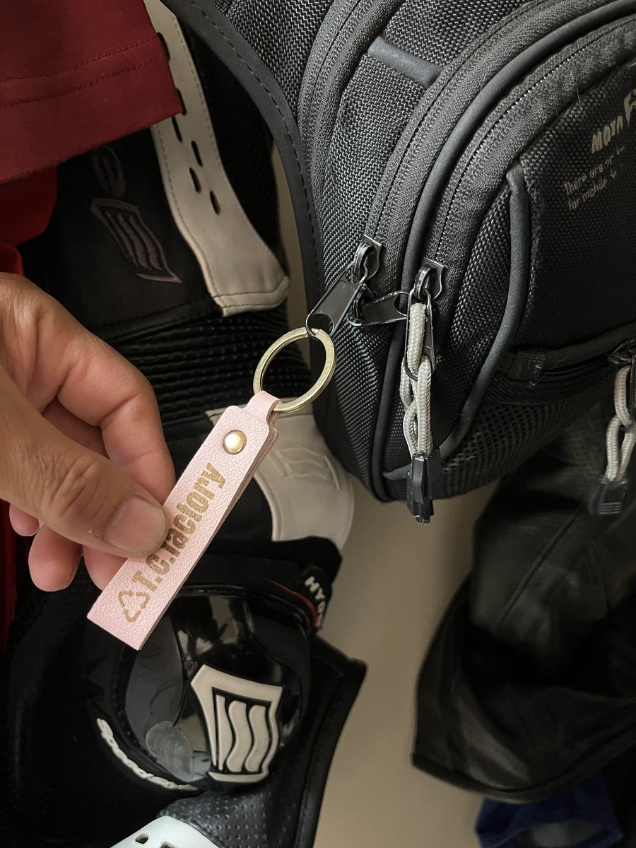 marupoko959's tweet photo. 腰バッグにT.C.factoryの
キーホルダー付けてみた
私はよく開けっぱなしで走ってしまい後ろの兄さんに注意されます
走行中気づいても閉めるのムズかったけどコレは超便利❣️
今朝は3回くらいお世話になった(3回締め忘れるんかーい)
ピンクってのがまた
私らしくて
おシャンティ🥰💕
#TCfactory https://t.co/einLASYbgp