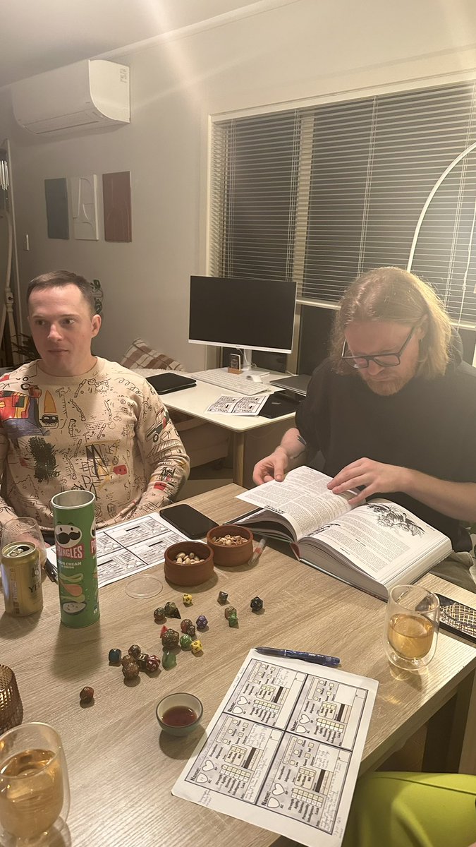 aktriso4ka's tweet photo. Вчера играли в DnD! У нас новый DM из Барселоны водил отряд из 21 чара из деревни Малые Какахи😹 воронку пережили 11! Теперь думаю кого мне оставить: эльфа мудреца колдуна или человека алхимика и сделать ее клириком? Блин за клирика ни разу не играла, но в парти больше некому :( https://t.co/8wagLj41BX