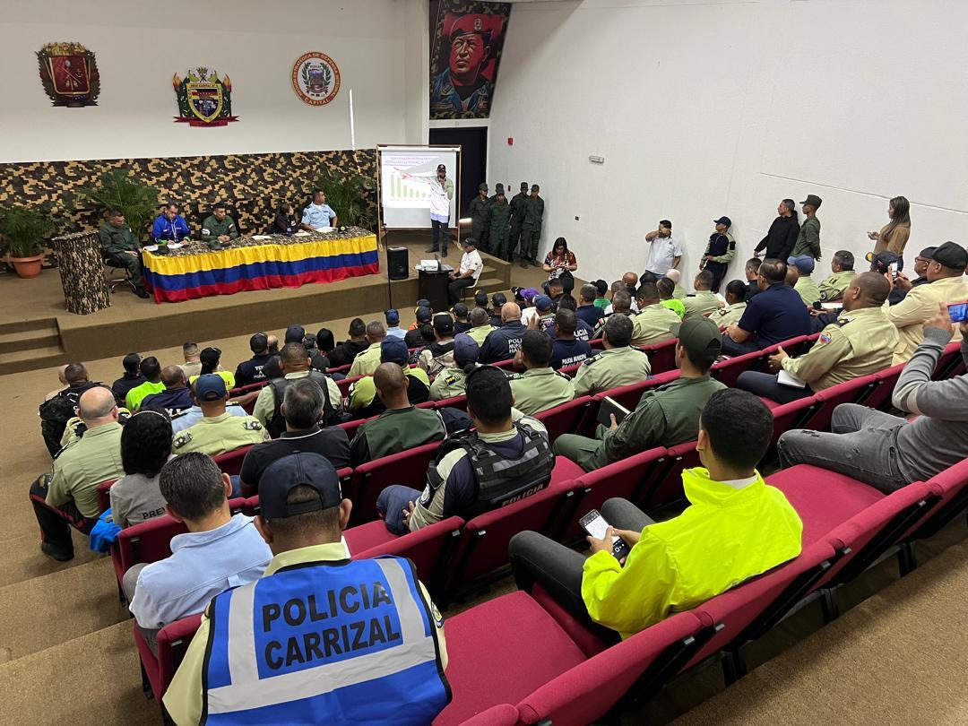 Videoconferencia con las autoridades del CNE y el Gabinete Regional de Seguridad desde la ZODI MIRANDA, en perfecta unión cívico-militar-policial, para garantizar la paz y protección de nuestro pueblo.

@HectoRodriguez 
@PoliciaMiranda1 
#ElFuturoEsAhora
#MirandaSegura  
#Miranda