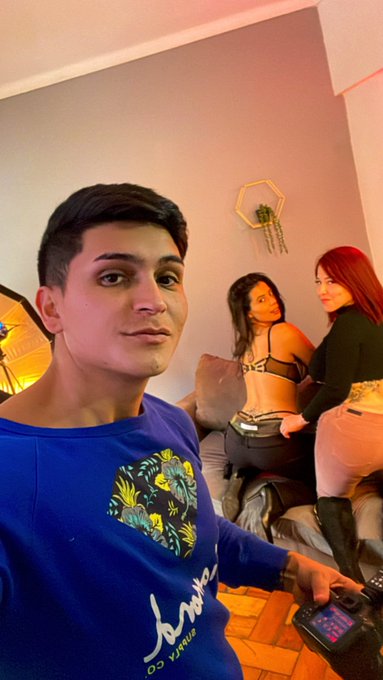 Threesome love 🥵📸 https://t.co/uvx4iSaqOc
