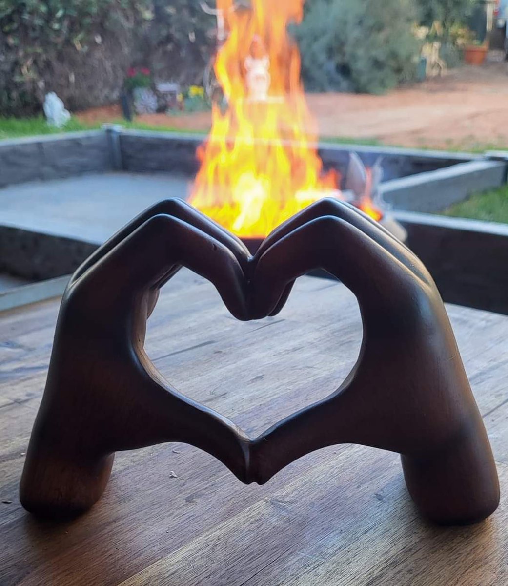 Happy Weekend! We hope your weekend has been as relaxing as ours. Firing up the mic 🎤 tomorrow morning, ignighting our Voiceovers to light up your scripts!
Listen to our demo's and book us at pookiesproduction.com.au 
#Australianvoiceovers #voiceoverartist #voiceovers