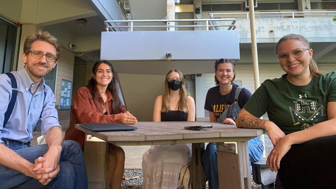 📡 @SOESTnews undergraduates built a giant antenna to explore the ionosphere, one of the highest layers of the atmosphere - It helps the students pick up radio signals and reconstruct the altitude they were reflected by the ionosphere ➡️ bit.ly/3wsjzuk #UHMResearch