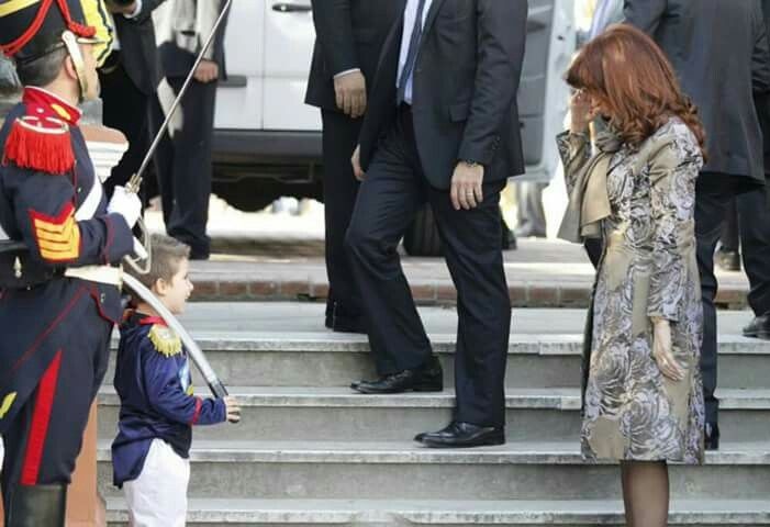 @edufeiok Con Cristina, el nene mini granadero no solamente recibió el saludo, le permitieron marchar con los granaderos y recibió el saludo de la presidenta en Plaza de Mayo. 😎✌️🇦🇷 #ConLosChicosNo Eduardo. Es de una bajeza enorme lo tuyo.