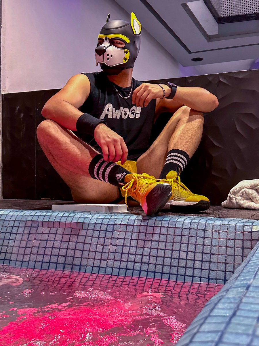 ArtYows's tweet photo. Awoo! I need to share these photos with you guys 🫣 I just love my new puppy hood, it’s perfect! 
Thanks @MrSLeather ! ✨🐶 https://t.co/5j1JAzbnf8