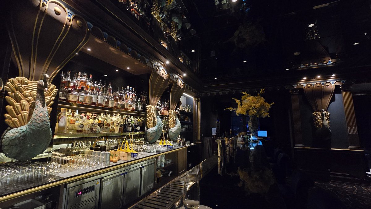 냥이가 선업튀 좋아해서 촬영지 였던 바 다녀 왔네요. 분위기도 좋고 이야기 하기도 편해서 담에 같이 놀러가기 좋을것 같아요~~ ㅎㅎㅎ