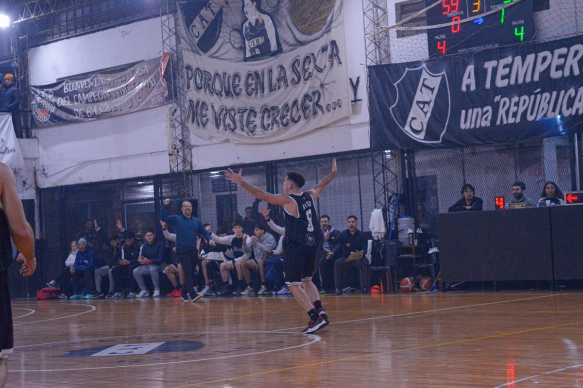 #LigaFederal | Noche histórica en el Morosano

👉 Temperley ganó 2 a 0 su serie a Olimpia de Venado Tuerto y se metió en los playoffs interconferencias.

📝 Por: <a href="/FeedericoRosso/">f</a> 

🖇️ lineadetres.com/noche-historic…