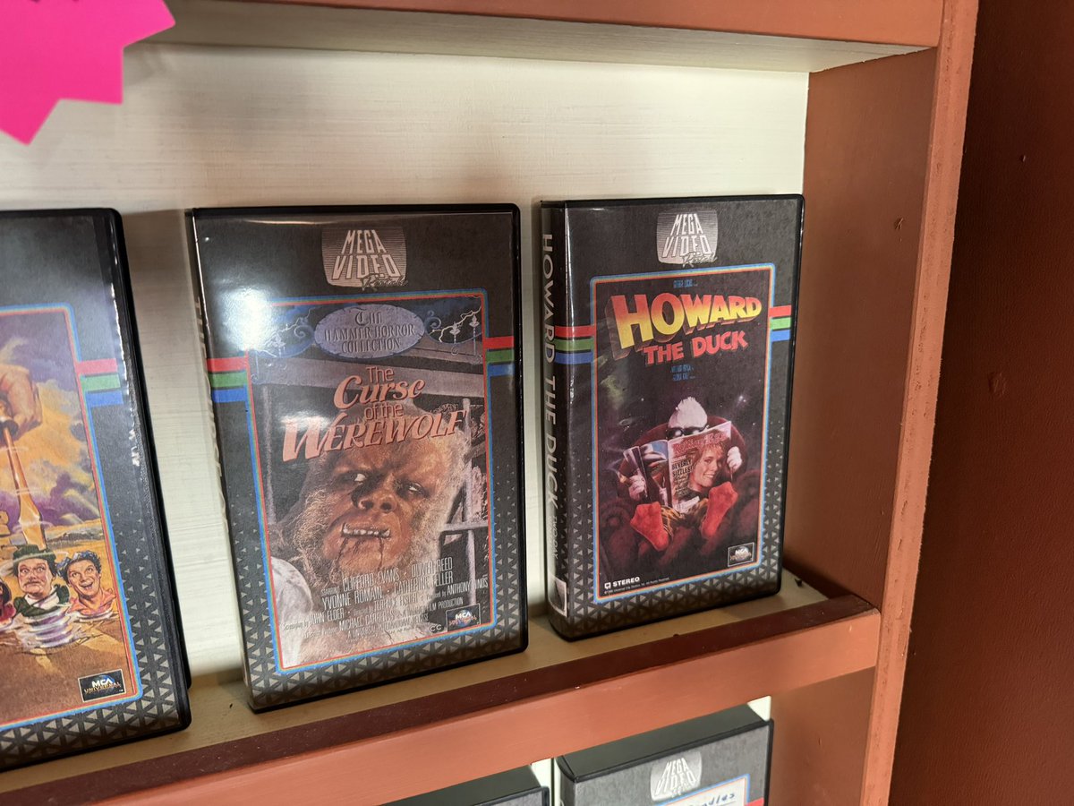 Yester_World's tweet image. Universal really knocked it out of the park with the new tribute store…and even managed to give ‘Howard the Duck’ some love.