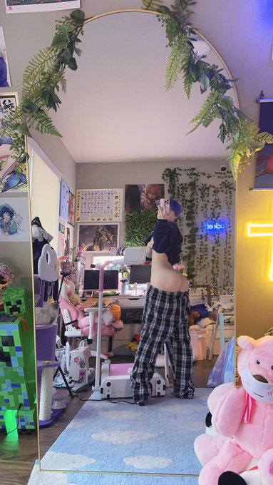 Still sick but i got a new mirror 🙂&zwj;↕️ exciting room patch https://t.co/9NPM1GOSY3