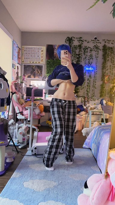 Still sick but i got a new mirror 🙂&zwj;↕️ exciting room patch https://t.co/9NPM1GOSY3