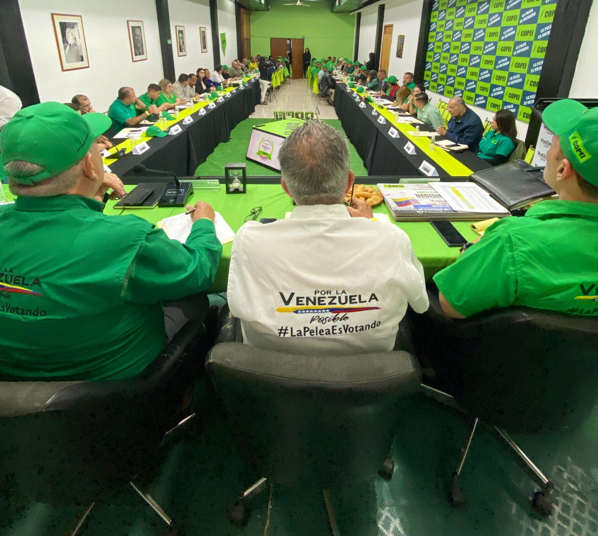 ¡Feliz noche!

A esta hora concluye el Consejo Federal extraordinario de <a href="/Copei_Partido/">Partido COPEI</a>.

Es para mi una honra ser el abanderado democrata cristiano como lo soy de <a href="/ADVenezuelaa/">Acción Democrática</a> en una alternativa histórica inédita en la historia política de #Venezuela.

Valoro mucho también el