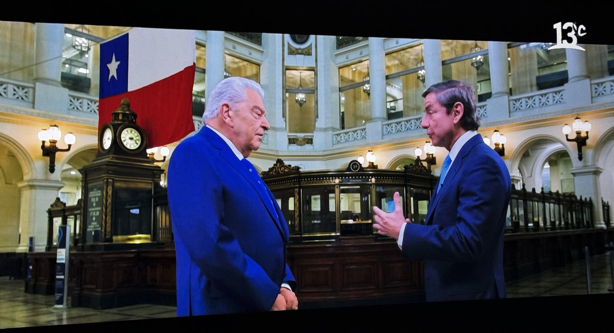 maxvaldesc's tweet photo. Recomiendo ver el documental sobre la historia del Banco de Chile, que están dando en el 13c. Mario Kreutzberger relata los 130 años de historia de la entidad y muestra sus edificios, colecciones, etc. Se repite el 26/05 a las 20:00 y el 27/05 a las 22:00. https://t.co/myhkZWJOSf