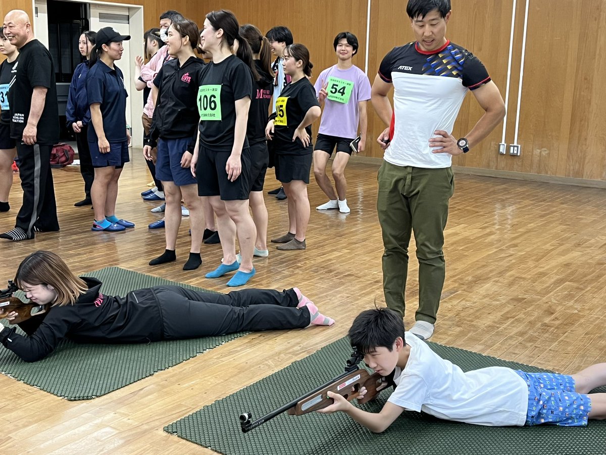 #バイアスロン レーザーライフル体験会in滋賀県野洲市！
関西スキー学連駅伝大会の会場で実施中😇2006トリノ五輪出場・蛯沢大輔さんや一昨年年まで日本代表で活躍した児玉翔平さんによる指導のもと、たくさんの方に体験していただいています！
#日本バイアスロン連盟 #兵庫県バイアスロン連盟