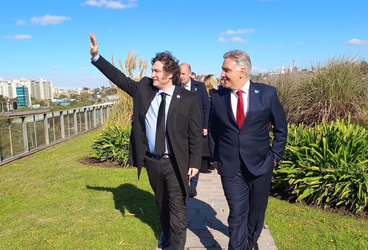 DanteForesi's tweet photo. No olvidemos la genuflexión de Llaryora. Reprimió a cordobeses y llevó empleados públicos a la plaza para serle útil y servil a Milei. Que nadie te quiera convencer de que tipos como él y Pichetto son peronistas y opositores https://t.co/4uqKy8hydR