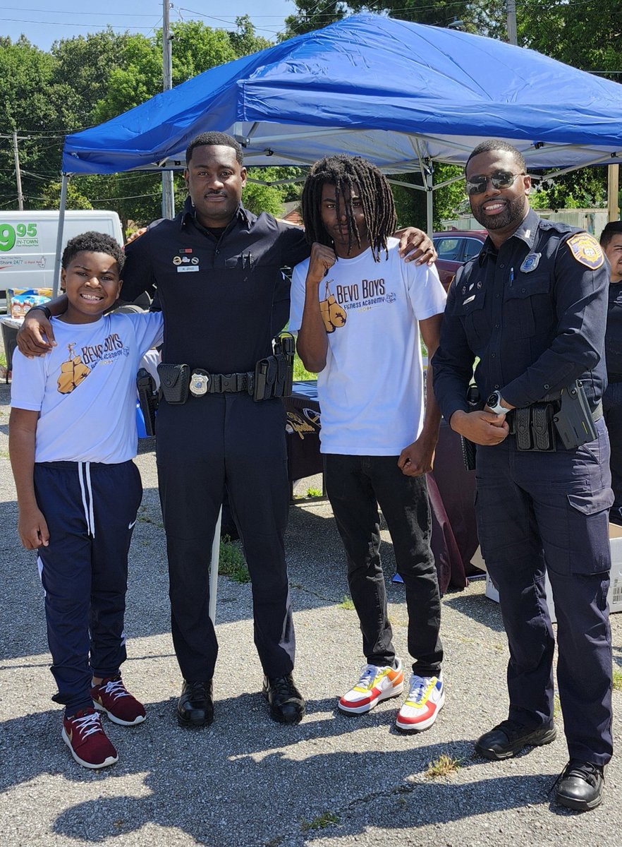 MEM_PoliceDept's tweet photo. Today was B-SO-You Day featuring a resource fair with various organizations that work diligently within the community to make a difference. 

#MPD #MemphisPoliceDepartment #MPDCares #IntheCommunity #Frayser #BSoYou #Memphis #Memphis901 #communityresourcefair #helpingthecommunity https://t.co/tv3ecQoSfU