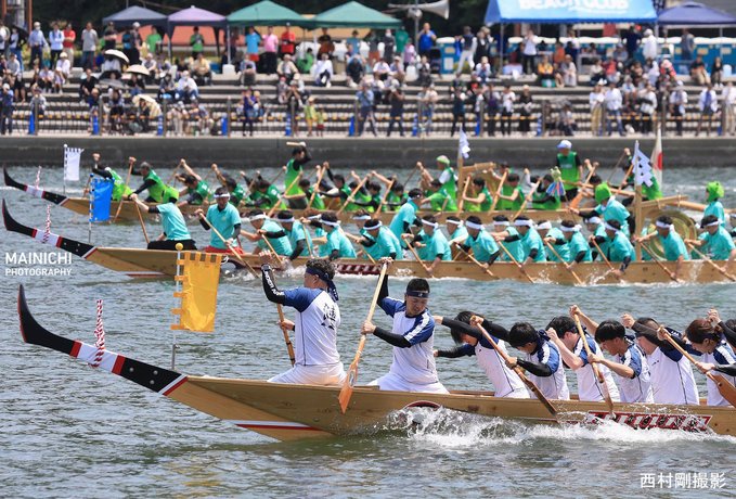 兵庫県 #相生市 の相生湾で初夏の訪れを告げる「#ペーロン祭」でメインの「#ペーロン競漕」が開催。参加者が手こぎの木造船の速さを競っています

写真特集→mainichi.jp/graphs/2024052……