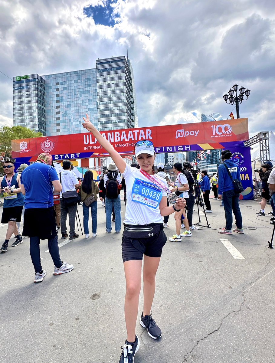 HALF MARATHON DONE✅🏃‍♀️💪🏻
Хэдэн жилийн өмнө өөрийгөө 21км гүйж чадна гэж төсөөлж ч байсангүй. Энэ жил өөртөө зорилго тавиад үзээд алдахаар шийдсэн. Өөрийгөө ялан дийлэх тэр мэдрэмж үнэхээр сайхан байна.