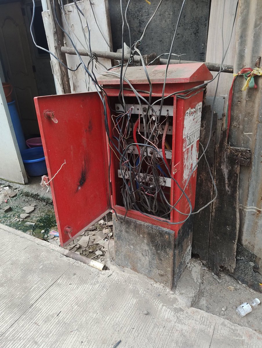 cricket4six's tweet photo. @MSEDCL @mieknathshinde thane vartak Nagar bhimnagar location जीव घेणे सोपे आहे msedcl ची ही उघडी पेटी, स्थानिक लोक सहजतेने तुमचा लाईट चोरून पैसे कमवत आहेत तुम्ही त्यांना हे करण्याची परवानगी दिली आहे का मला आशा आहे की तुम्ही योग्य ती कारवाई केल्यास कोणाचाही जीव जाणार नाही ही https://t.co/Xaqsq3tuLc