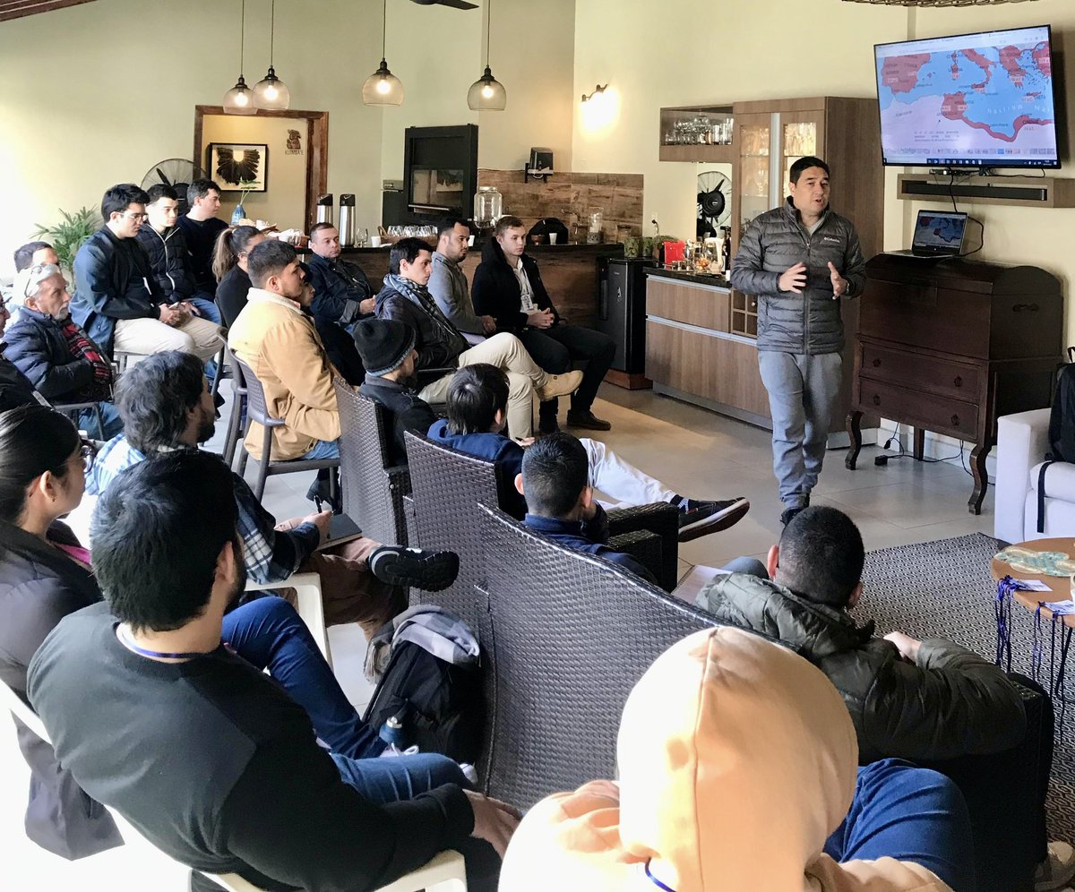 Esta tarde tuve una charla con jóvenes donde hablamos de Política Internacional y Geopolítica, de suma importancia para aproximarnos a comprender el complejo entramado de intereses en todo el mundo