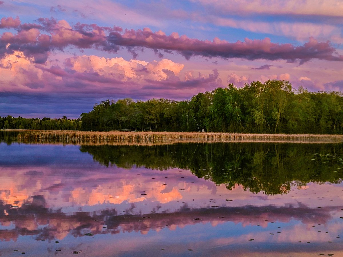 Meanwhile in Minnesota...on Lake Belle Taine this evening. Magic happening. Sunsets up here bring me as much joy as lone supercells roaming the Plains.

#mnwx #weather #sunset #chasingsunsets