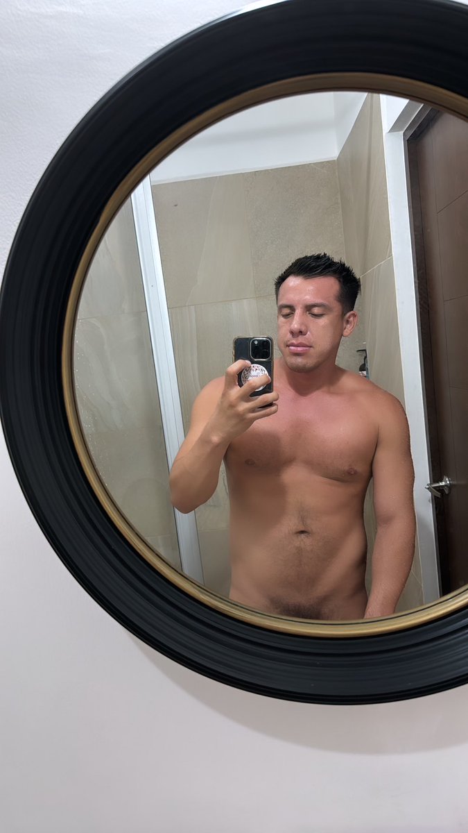 JohnatanManzano's tweet photo. 📸 ya hay que actualizar este Twitter de universitario .  Se acabaron los feeling, comienzan las nudes jajajaja https://t.co/opHW9HwFf0