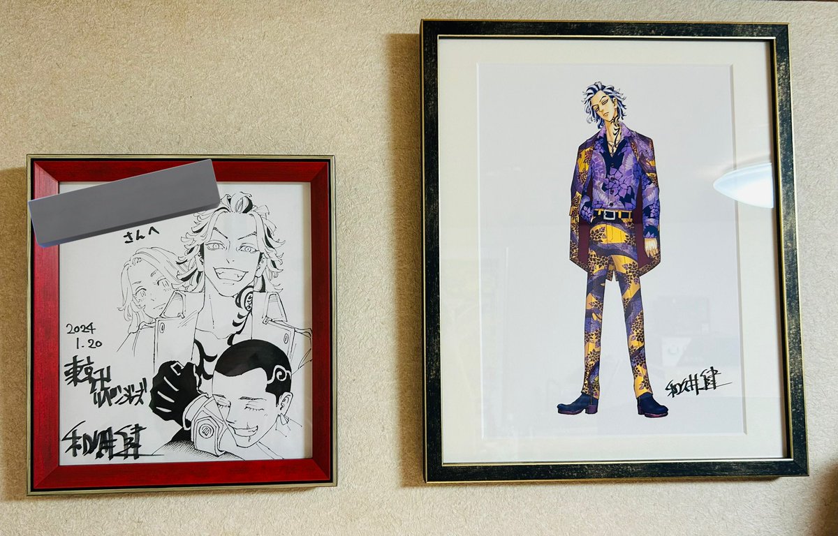 色紙のオーダーメイドした額縁届いたので、無事に色紙を納めることができた!!めっちゃ!!めっちゃかっこいい!!聖夜決戦での大寿君の特服イメージの赤と、縁のシルバーは、彼の好きなシルバーアクセサリーイメージで!!ようやく理想の額縁見つけられて嬉しい✌️