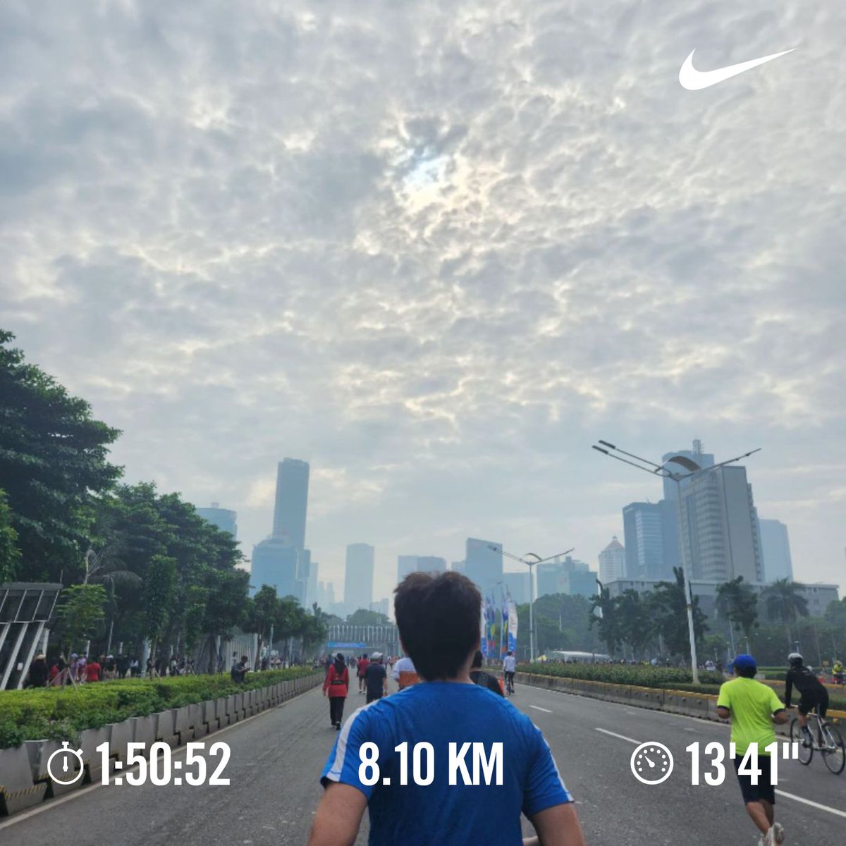 Pagi ini jalan bareng Ibu negara di CFD Sudirman. Kalem kalem tapi 8km juga. :)